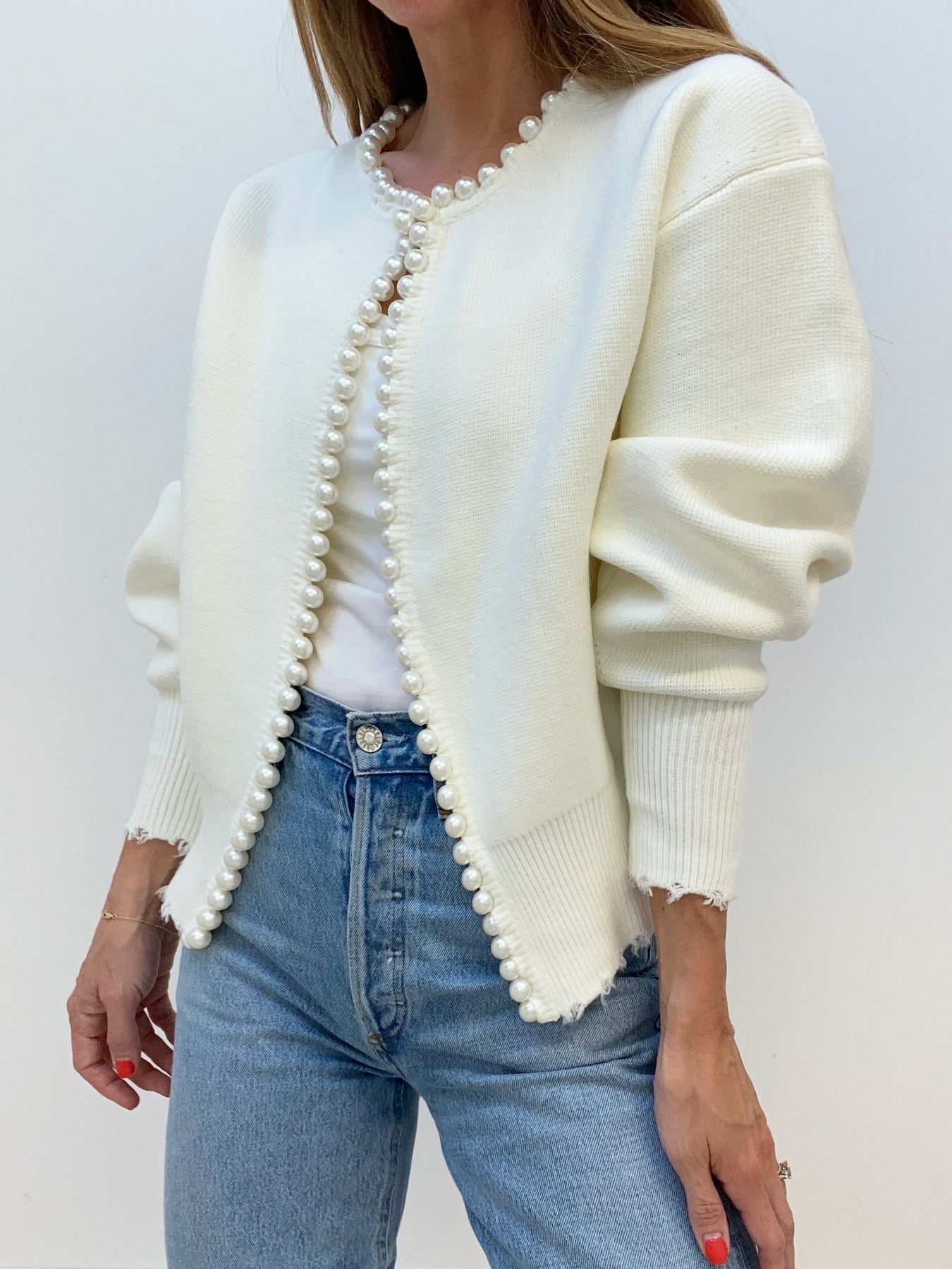 Vivien – Strickjacka z perłami i frędzlami