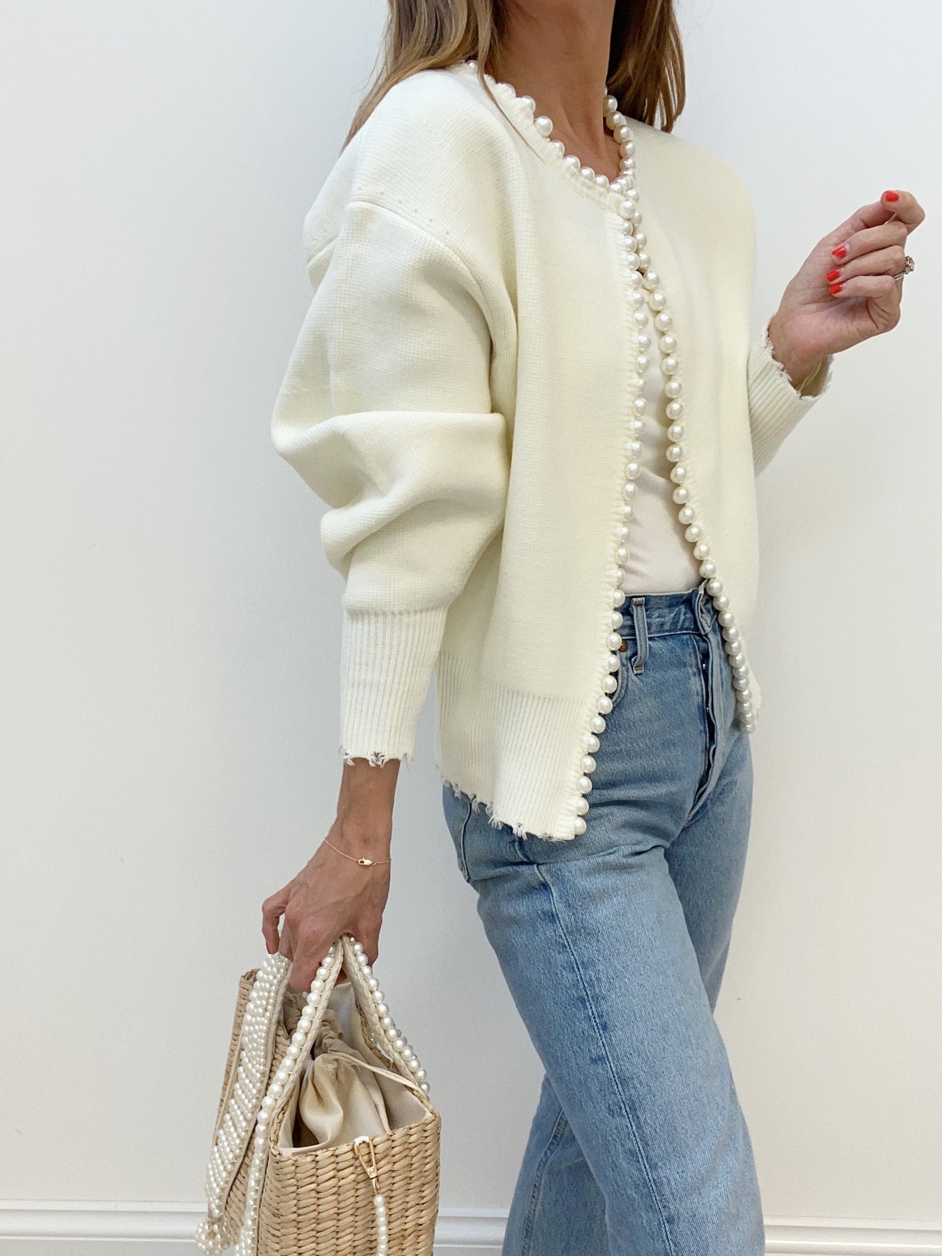 Vivien – Strickjacka z perłami i frędzlami