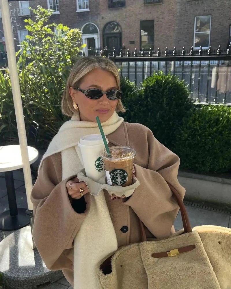 Jessy – Beżowy płaszcz damski na kapryśną pogodę