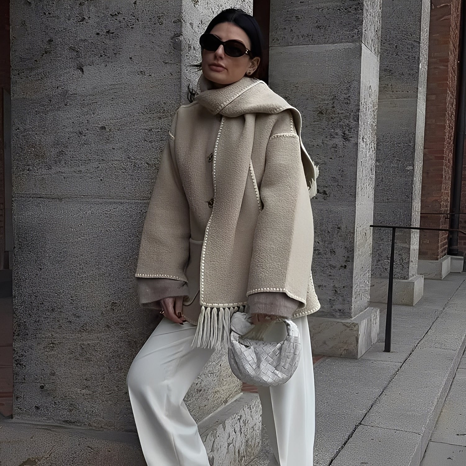 Amilia - Modna, swobodna kurtka wełniana z szalem dla kobiet